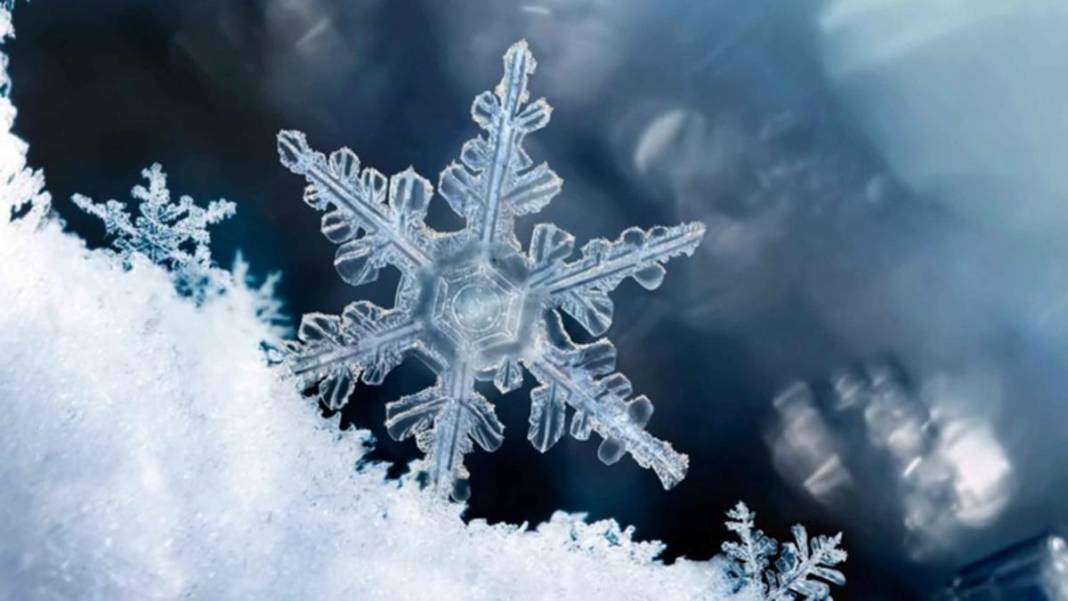 Kar taneleri aslında renksizdir! Peki neden beyaz görünürler? 5